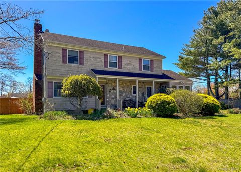 Photo of 6 Roberts Lane, East Moriches, NY 11940 (MLS # 995336)