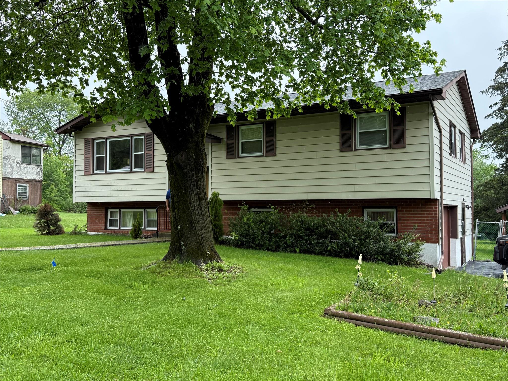 Derick Drive, Fishkill, New York - 4 Bedrooms  
2 Bathrooms  
8 Rooms - 