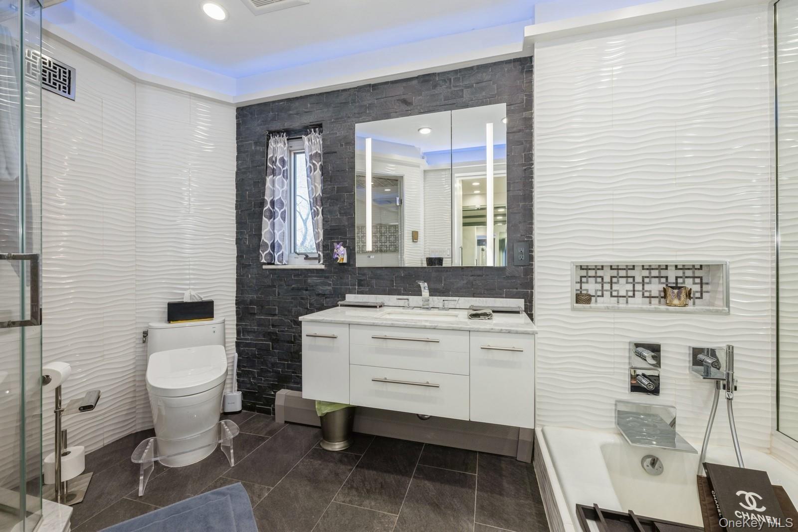 Lawrence, New York 11559, United States, 6 Bedrooms Bedrooms, ,5 BathroomsBathrooms,Residential,Active,82609