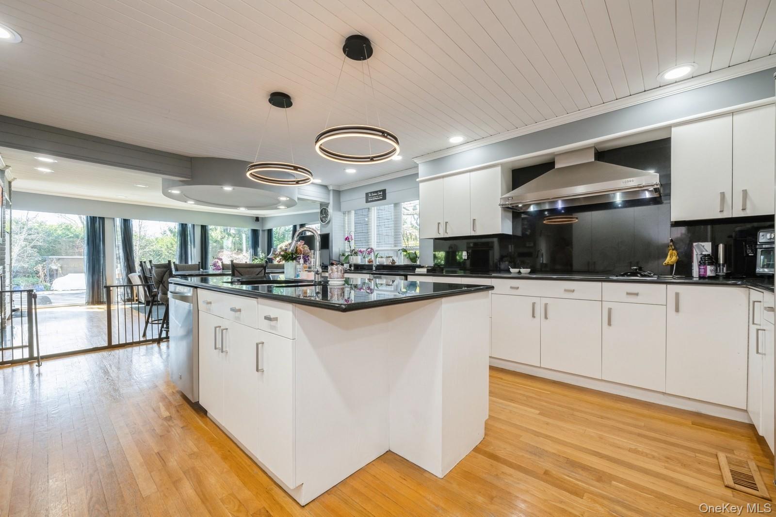 Lawrence, New York 11559, United States, 6 Bedrooms Bedrooms, ,5 BathroomsBathrooms,Residential,Active,82609