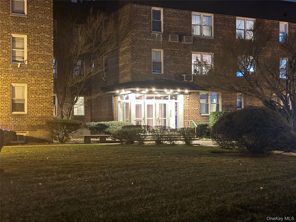 Photo of 530 Dubois Avenue #7C, Valley Stream, NY 11581 (MLS # 943995)