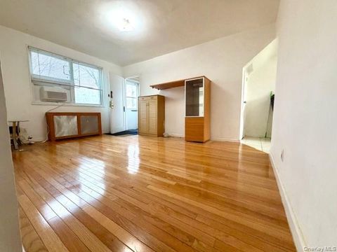 Homes For Sale - 67-20 218 Street #LOWER<br/> Bayside, NY 11364