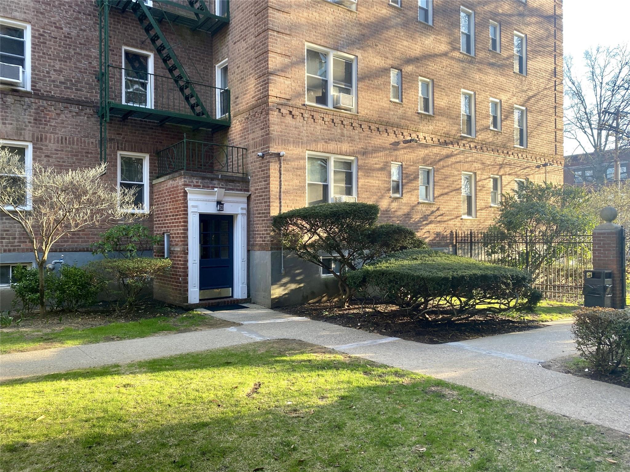 30 Cathedral Avenue #3D, Hempstead, New York image 1