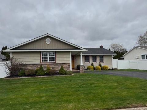 Photo of 1917 Jackson Avenue, West Islip, NY 11795 (MLS # 989468)