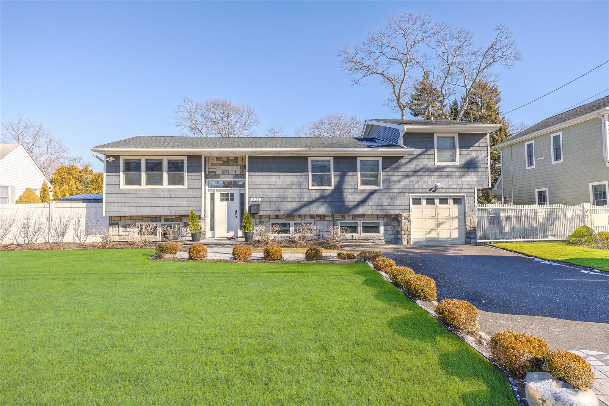 322 Oak Neck Road, West Islip, New York image 1
