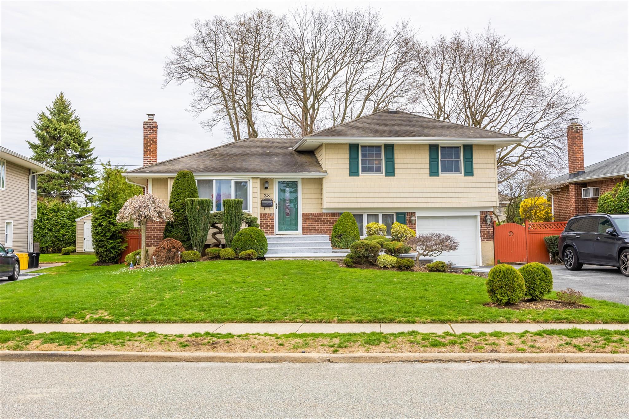 28 Gates Avenue, Plainview, New York image 3