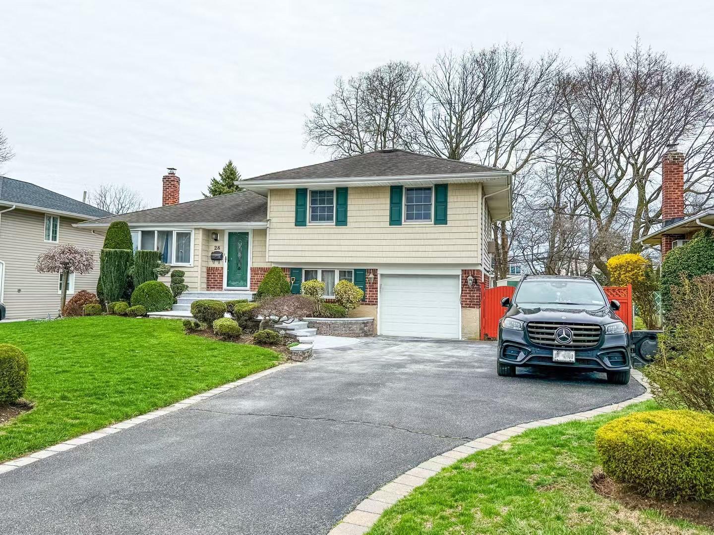 28 Gates Avenue, Plainview, New York image 1
