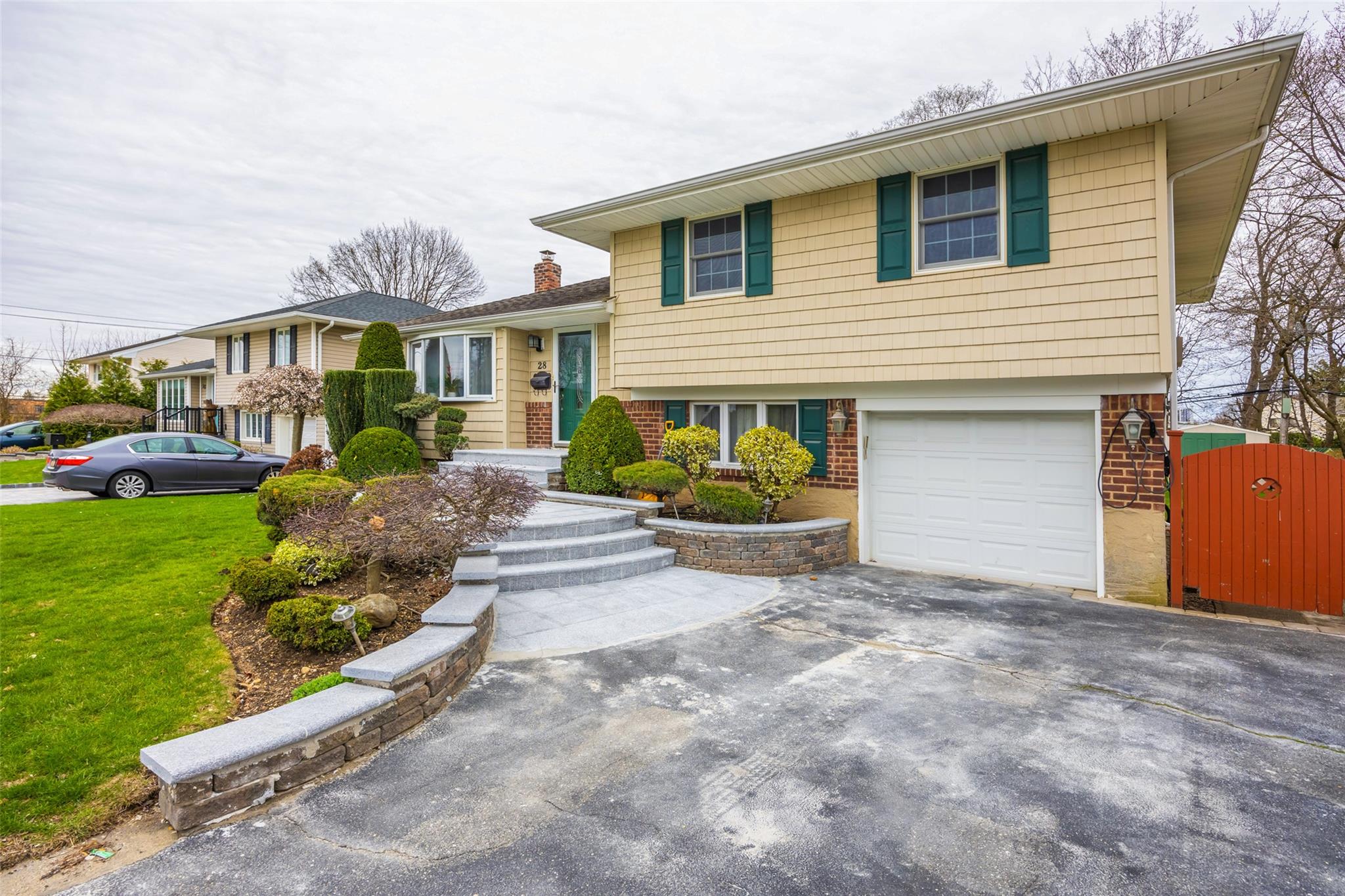 28 Gates Avenue, Plainview, New York image 4