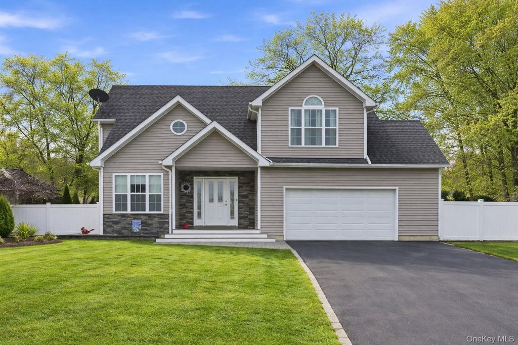 Photo of 4 Macintosh Lane, Selden, NY 11784 (MLS # 956010)