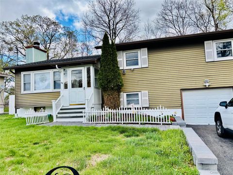 Photo of 22 Oak Lane, Middletown, NY 10940 (MLS # 988510)