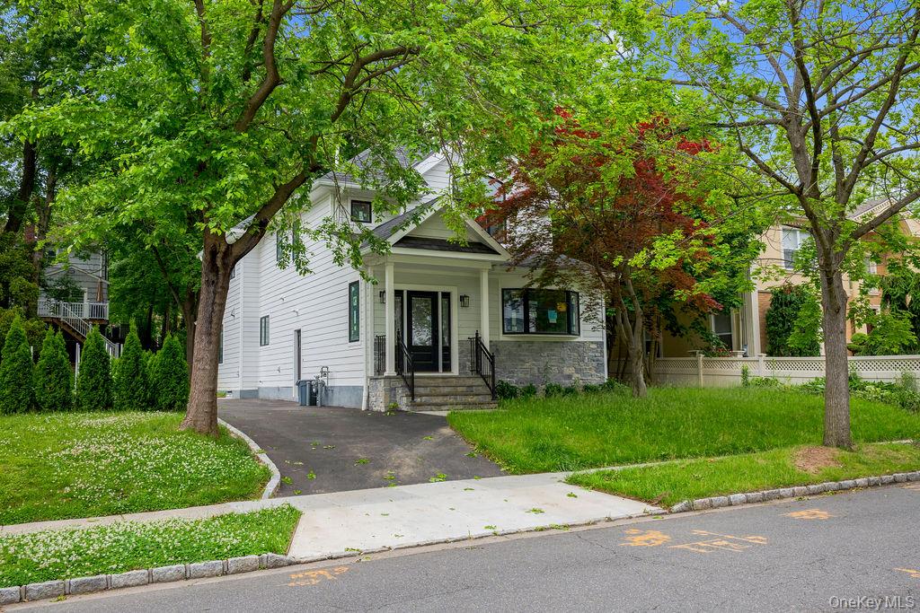 Photo of 6 Burbury Lane, Great Neck, NY 11023 (MLS # 1009555)