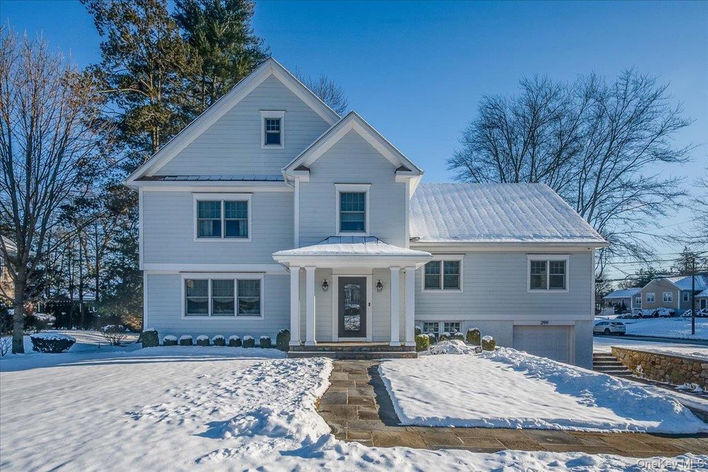 Photo of 299 STRATTON Road, New Rochelle, NY 10804 (MLS # 964716)