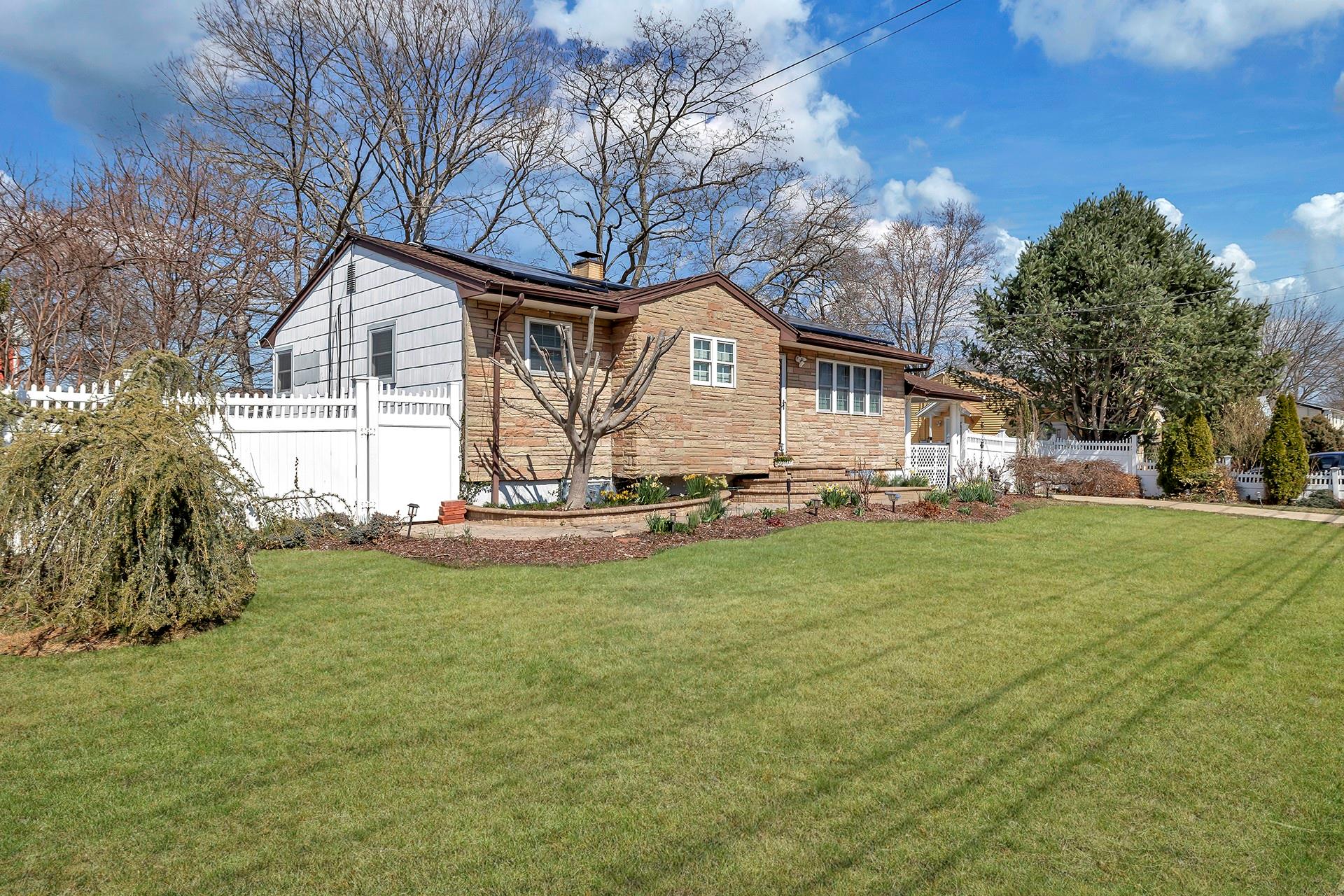 51 Sammis Avenue, Deer Park, New York image 6