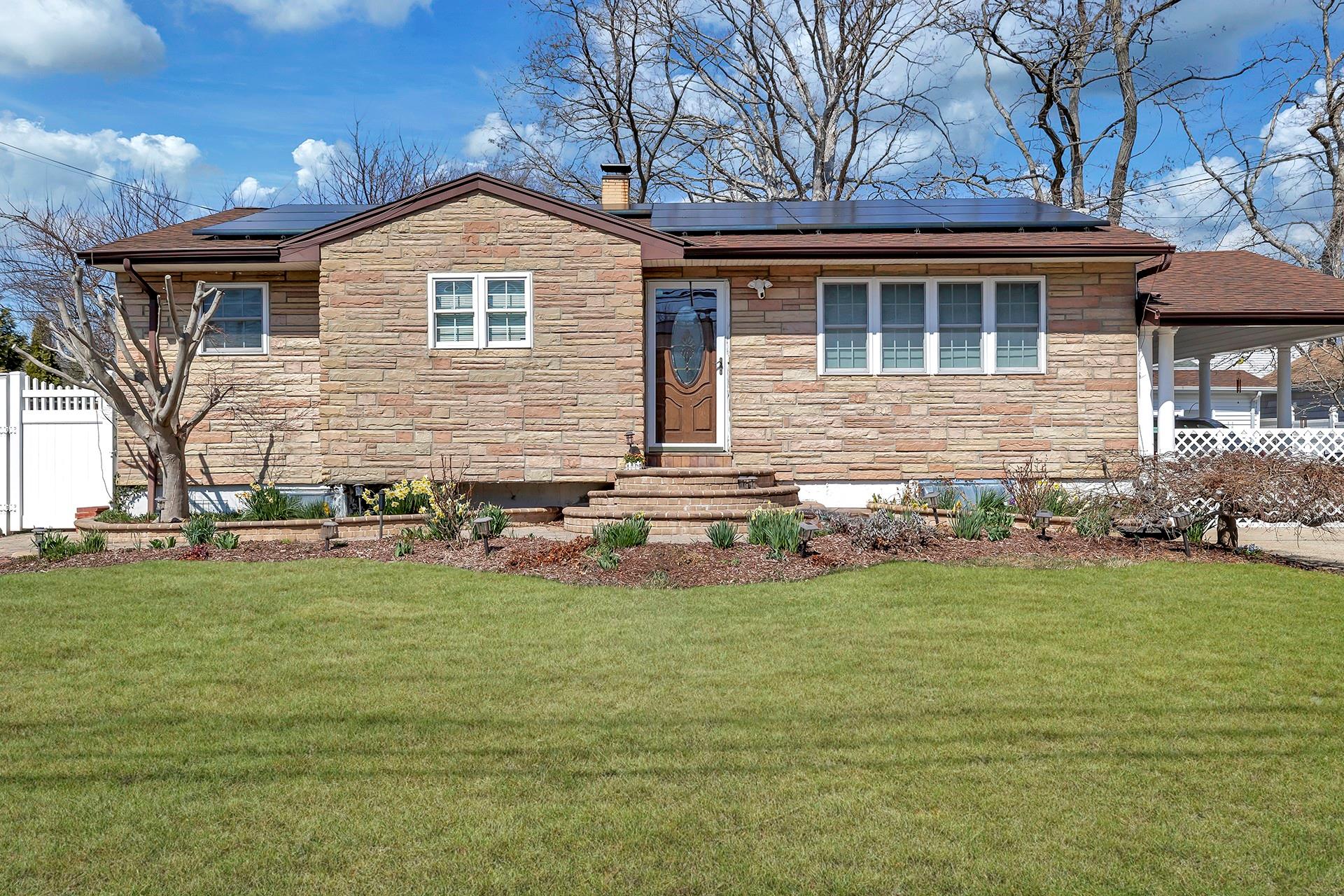 51 Sammis Avenue, Deer Park, New York image 1