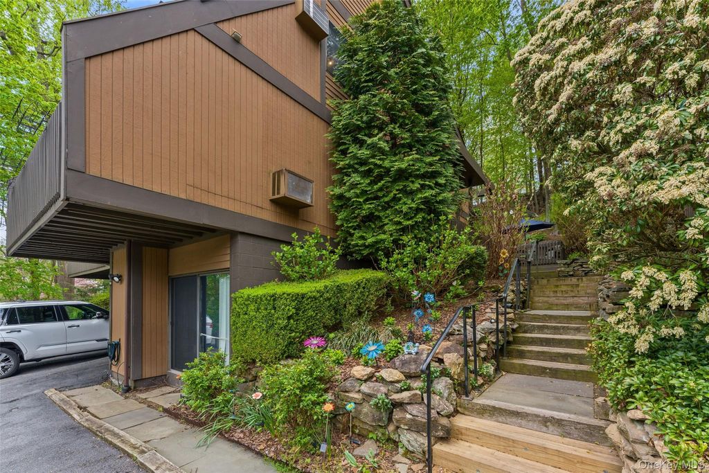 Photo of 114 Ogden Avenue, Dobbs Ferry, NY 10522 (MLS # 973006)