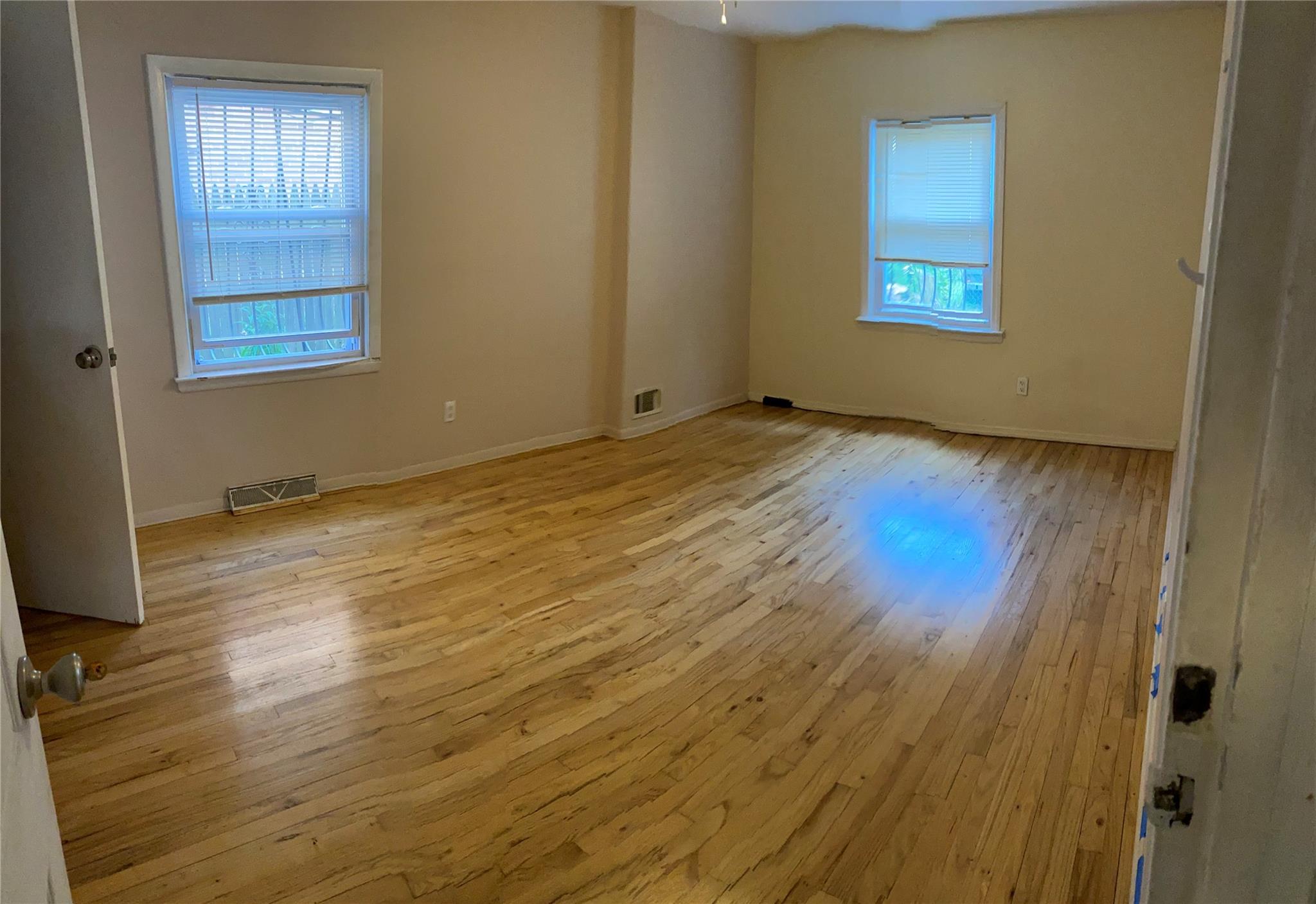 Rental Property at Gothic Drive 1, Jamaica Hills, Queens, NY - Bedrooms: 3 
Bathrooms: 1 
Rooms: 5  - $3,300 MO.