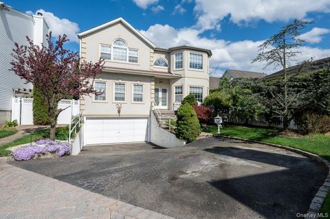 21 Central Court, Carle Place, NY 11514 - MLS#: 986285