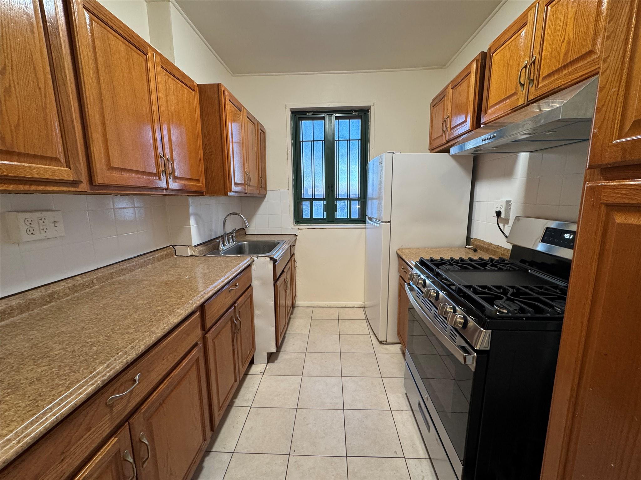 Rental Property at E Tremont Avenue 6B, Bronx, New York - Bedrooms: 3 
Bathrooms: 1  - $3,777 MO.