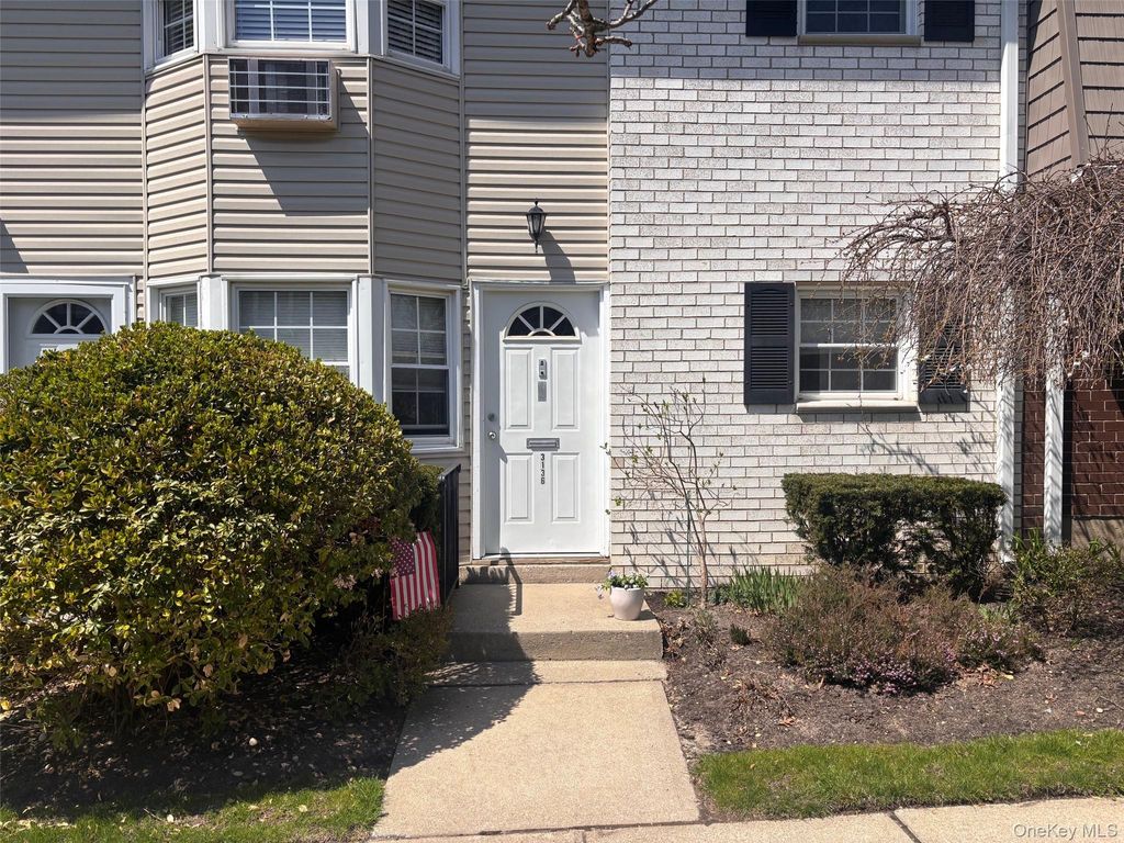 Photo of 31-36 Wilshire Ln Ln #31-36, Oakdale, NY 11769 (MLS # 984622)