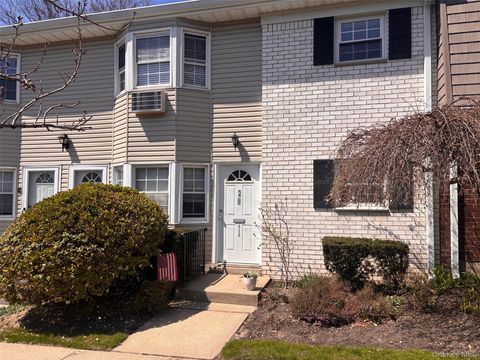 31-36 Wilshire Ln 31-36 Oakdale NY 11769