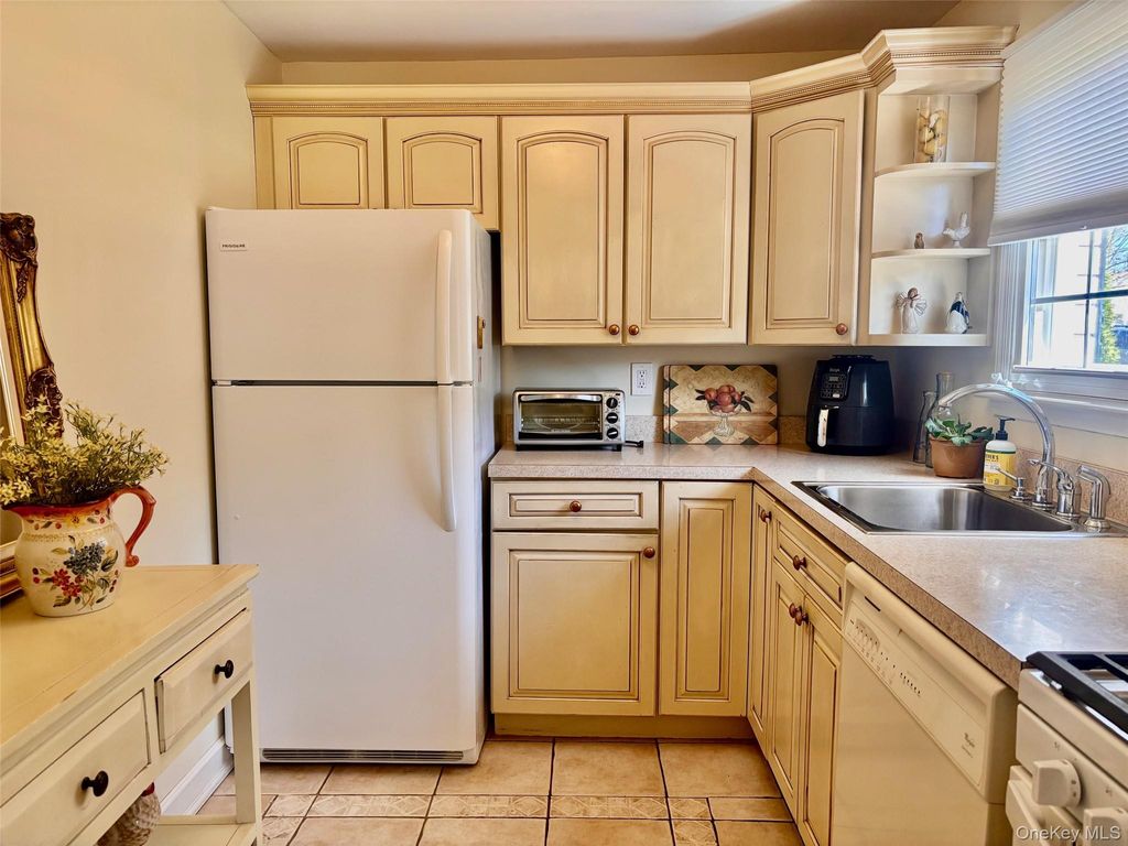 Photo of 31-36 Wilshire Ln Ln #31-36, Oakdale, NY 11769 (MLS # 984622)