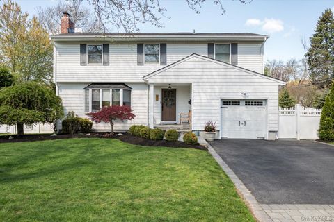 Photo of 1 Catherwood Crescent, Melville, NY 11747 (MLS # 989888)