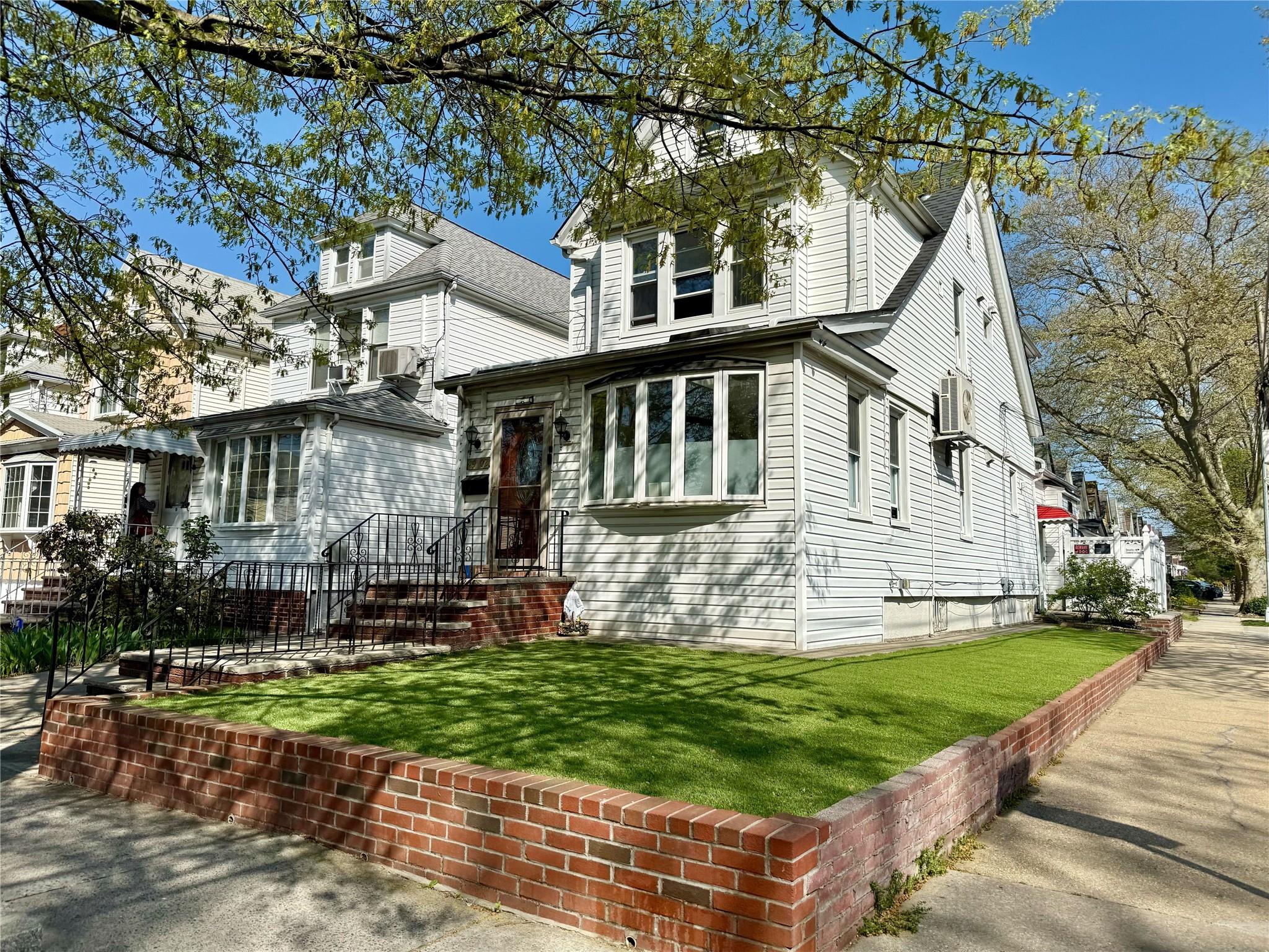 Rental Property at 69th Avenue 2nd/3rd Fl, Forest Hills, Queens, NY - Bedrooms: 1 
Bathrooms: 1 
Rooms: 5  - $2,300 MO.