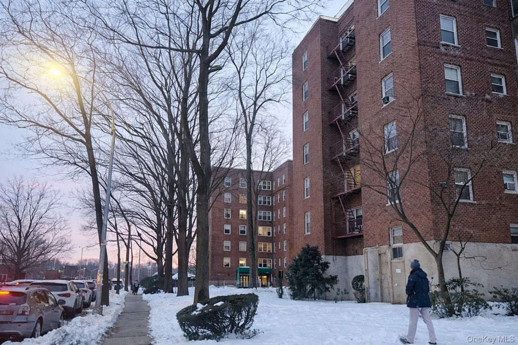 Photo of 2704 Parsons Boulevard #6B, Flushing, NY 11354 (MLS # 961088)