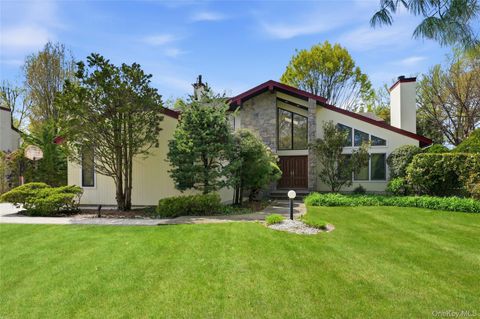 Photo of 18 Aldgate Drive W, Manhasset, NY 11030 (MLS # 981211)