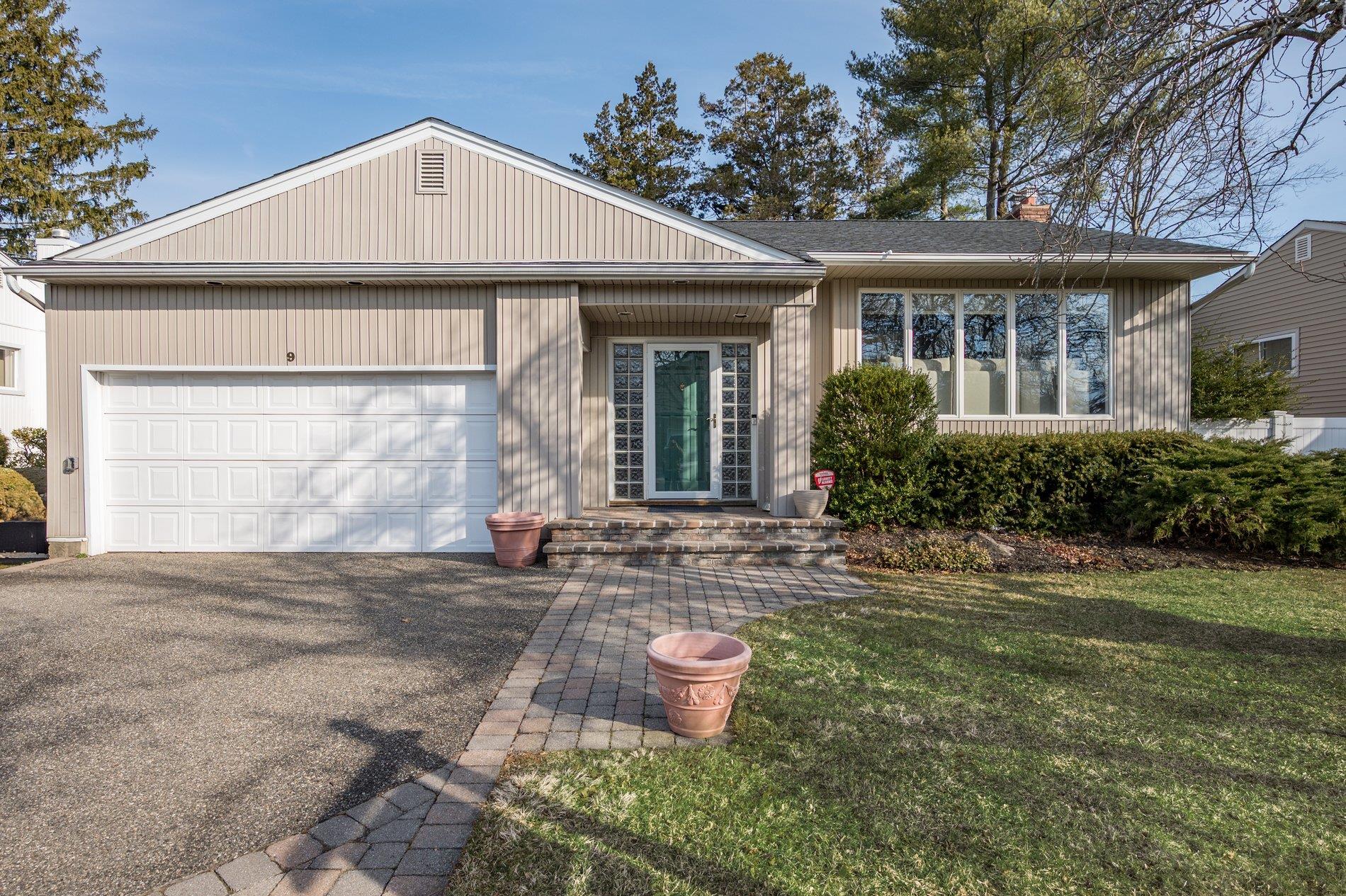9 Robin Lane, Plainview, New York image 1