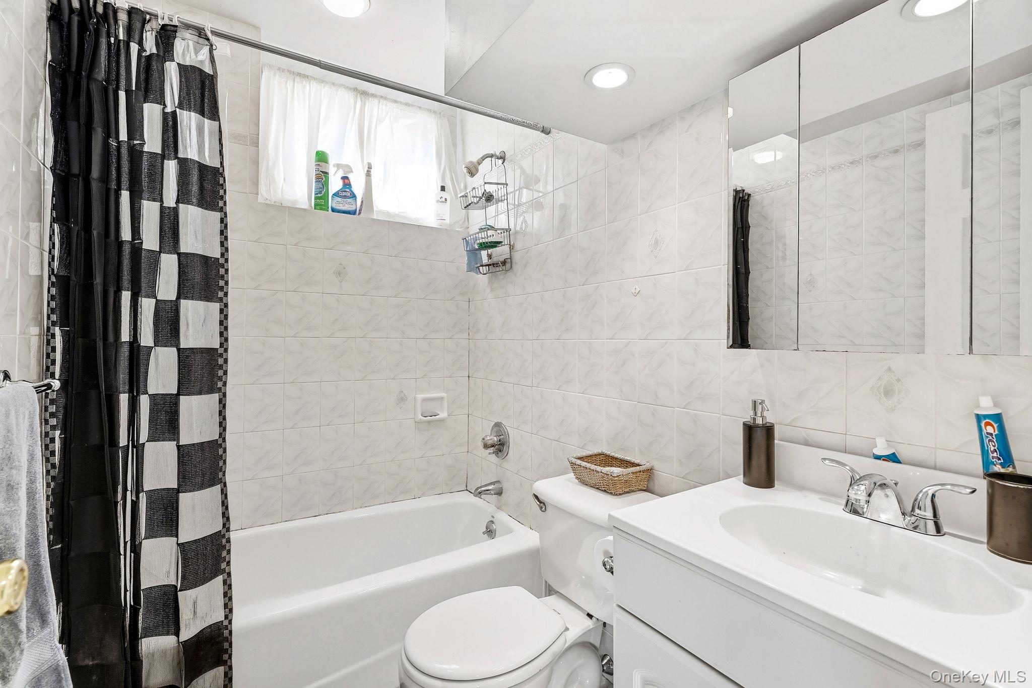 White Plains, New York 10603, United States, 5 Bedrooms Bedrooms, ,4 BathroomsBathrooms,Residential,Active,230515