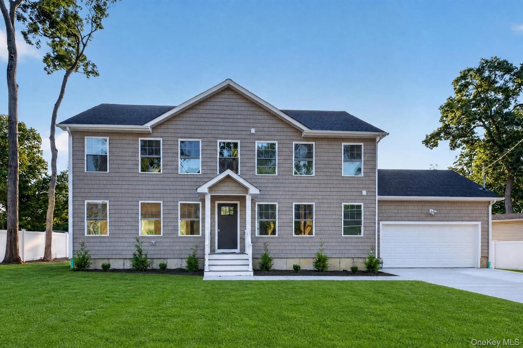 Photo of 9 Oswego Place, West Babylon, NY 11704 (MLS # 1052518)