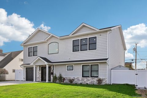 Homes For Sale - 129 Tardy Lane<br/> Wantagh, NY 11793