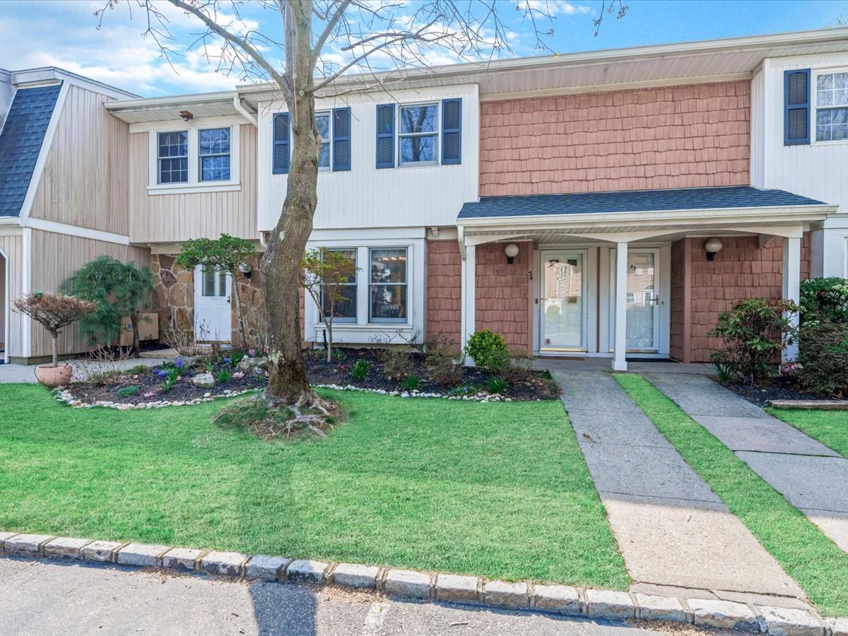 54 Hidden Ridge Drive, Syosset, New York image 2