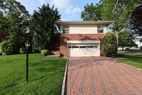 Homes For Rent - 757 Leslie Lane<br/> East Meadow, NY 11554
