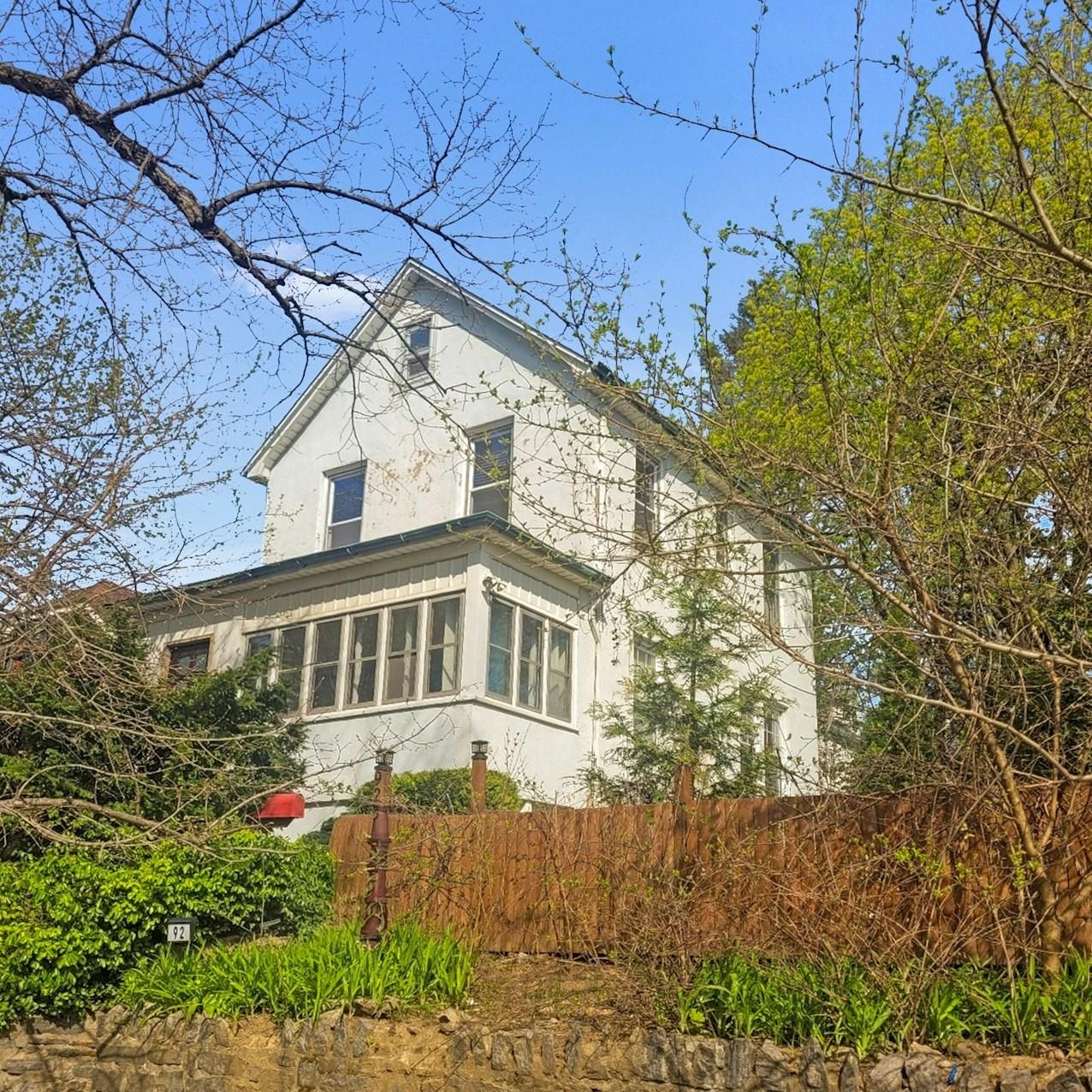 Ridgewood Ave Avenue, Yonkers, New York - 3 Bedrooms  
1 Bathrooms  
6 Rooms - 