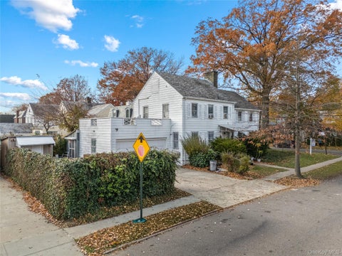 Townhouse For Sale - 52-06 Bowne Street<br/> Flushing, NY 11355