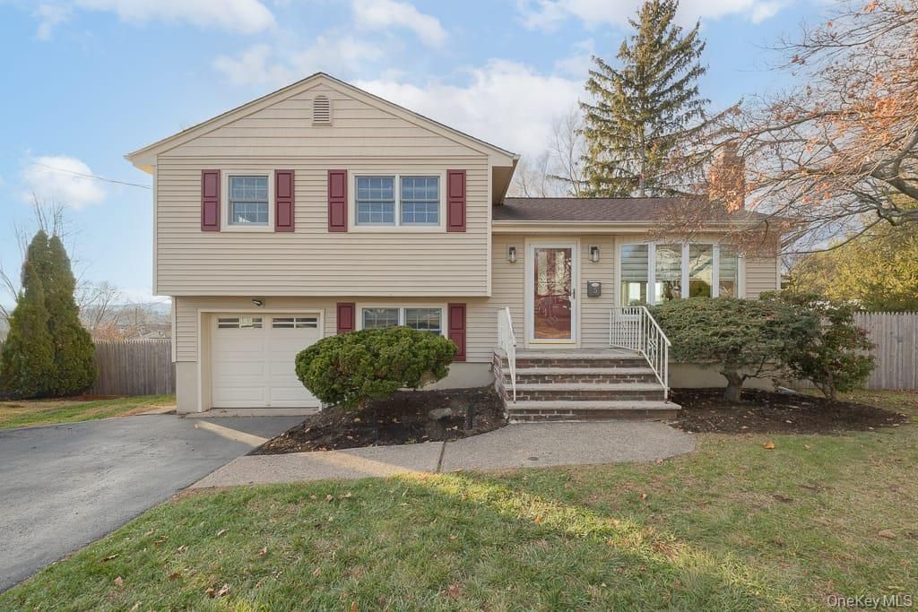Photo of 5 Foxwood Avenue, Suffern, NY 10901 (MLS # 957828)