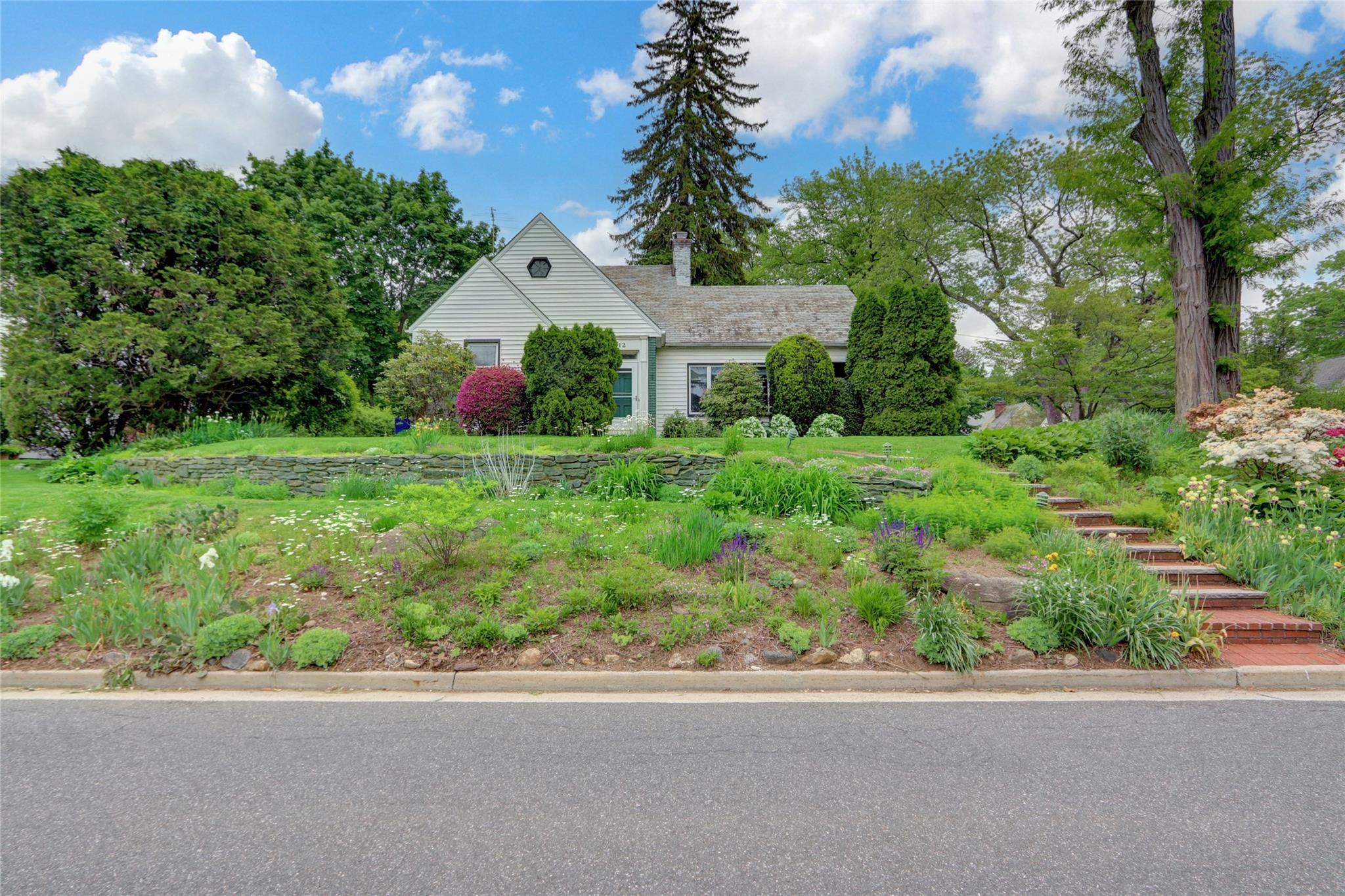 12 Lowell Road, Port Washington, New York image 2