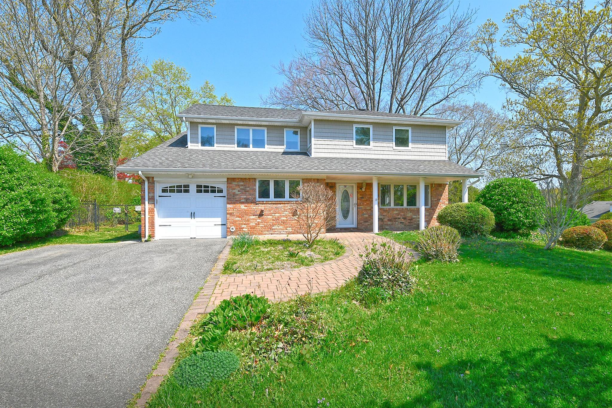 Property for Sale at Cross Bow Lane, Commack, Hamptons, NY - Bedrooms: 4 
Bathrooms: 4  - $989,999