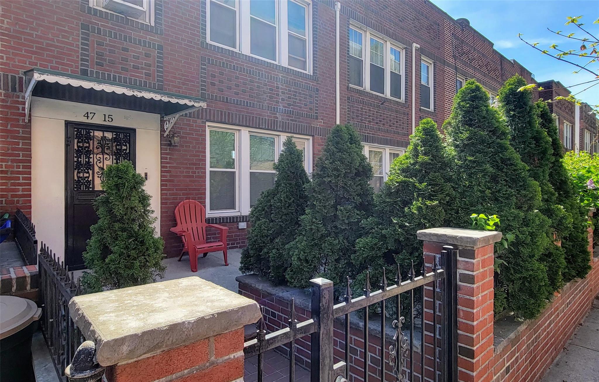Rental Property at 38th Street 1, Sunnyside, Queens, NY - Bedrooms: 2 
Bathrooms: 1 
Rooms: 4  - $2,900 MO.