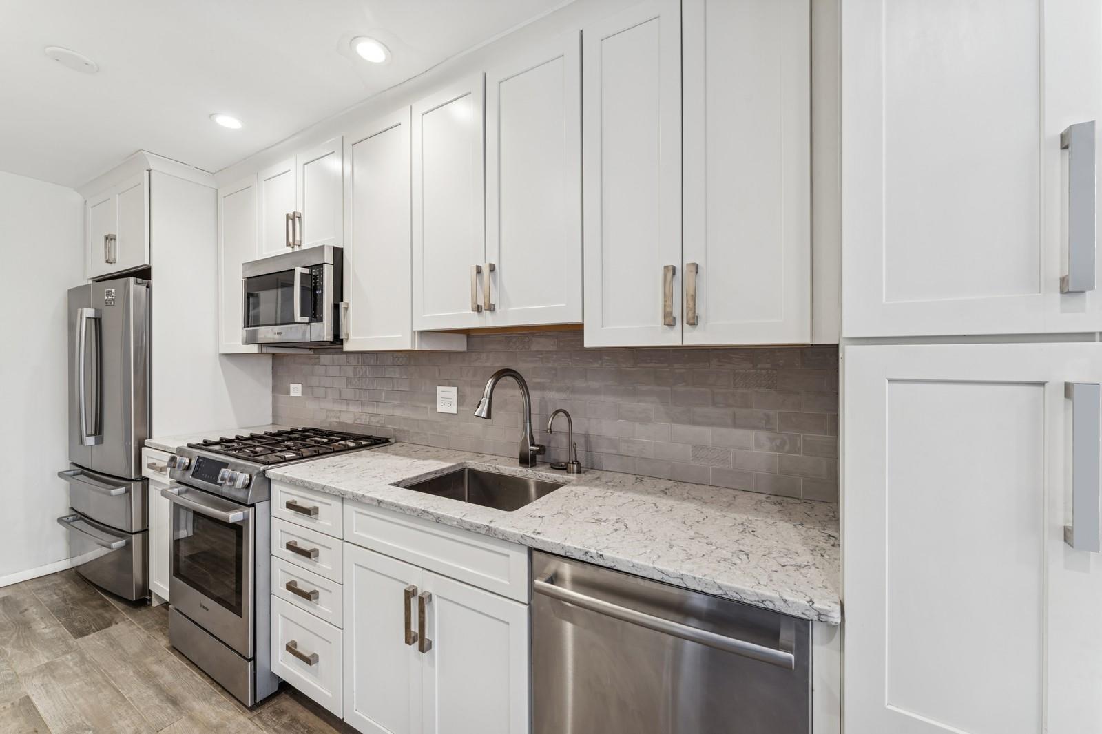 241-20 Northern Boulevard #2B, Little Neck, New York image 2