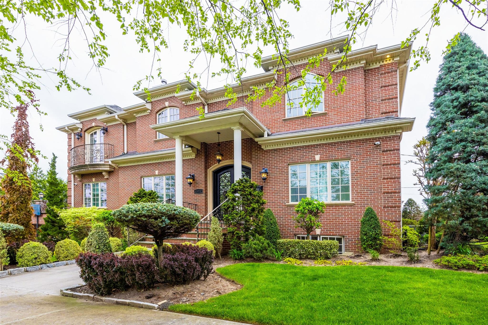 6th Avenue, Whitestone, Queens, NY - 4 Bedrooms  
4.5 Bathrooms  
7 Rooms - 