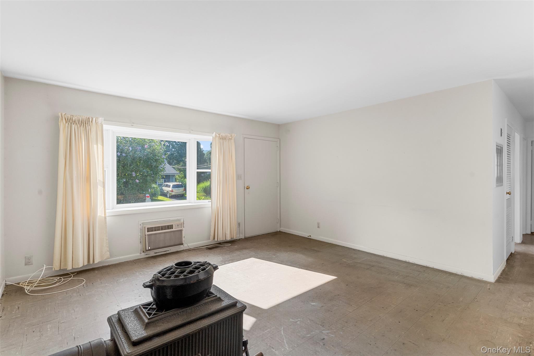 Woodstock, New York 12498, United States, 3 Bedrooms Bedrooms, ,1 BathroomBathrooms,Residential,Active,193676