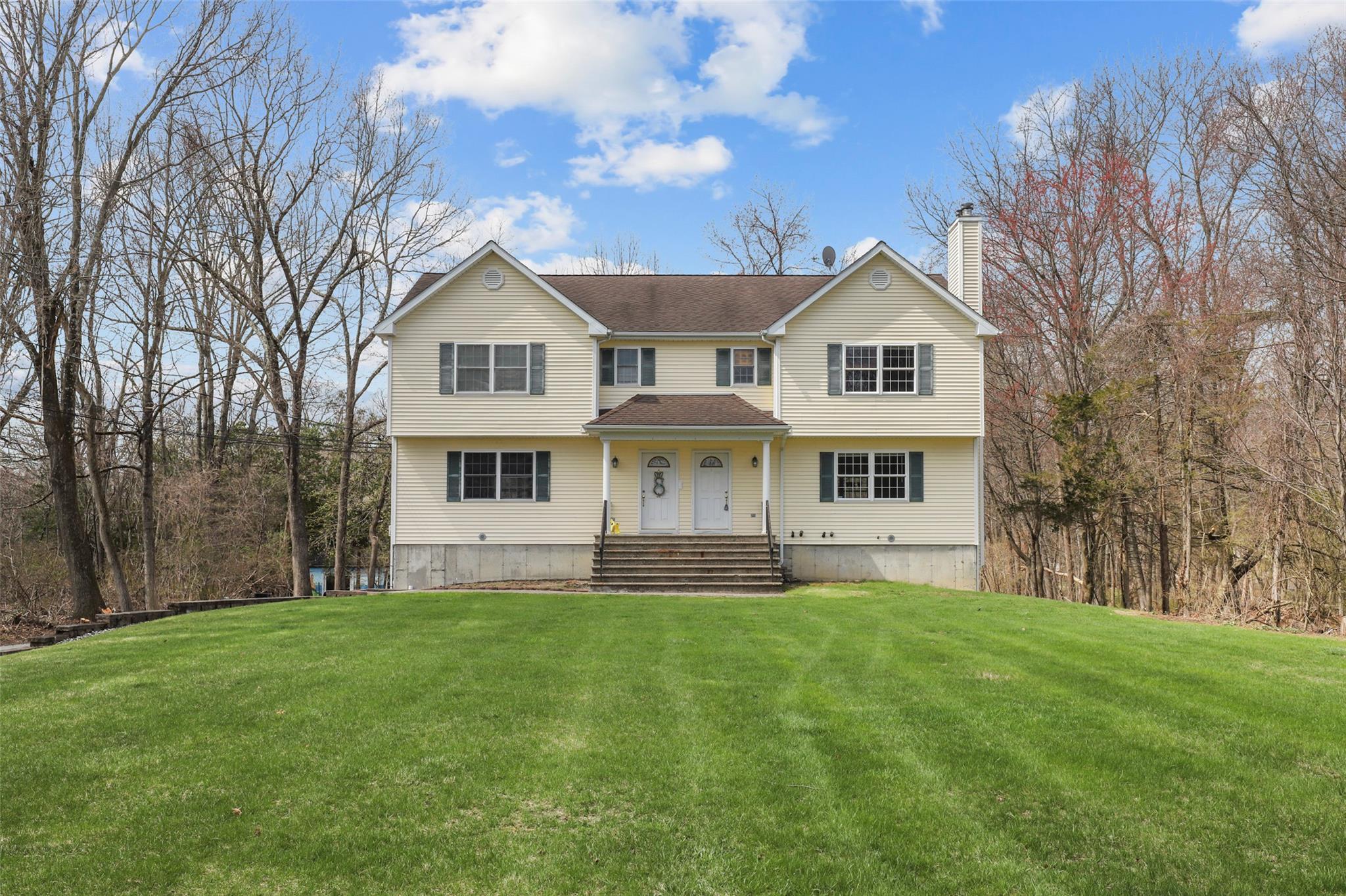 Lexington Avenue B, Mohegan Lake, New York - 3 Bedrooms  
3 Bathrooms  
6 Rooms - 