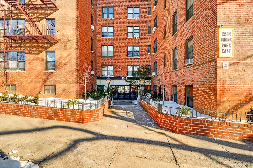 Photo of 2244 Bronx Park E #1H, Bronx, NY 10467 (MLS # 954189)