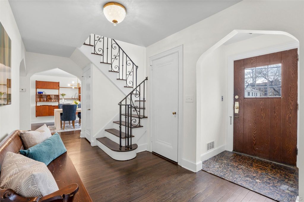 Photo of 4 Lafayette Road, Larchmont, NY 10538 (MLS # 903622)