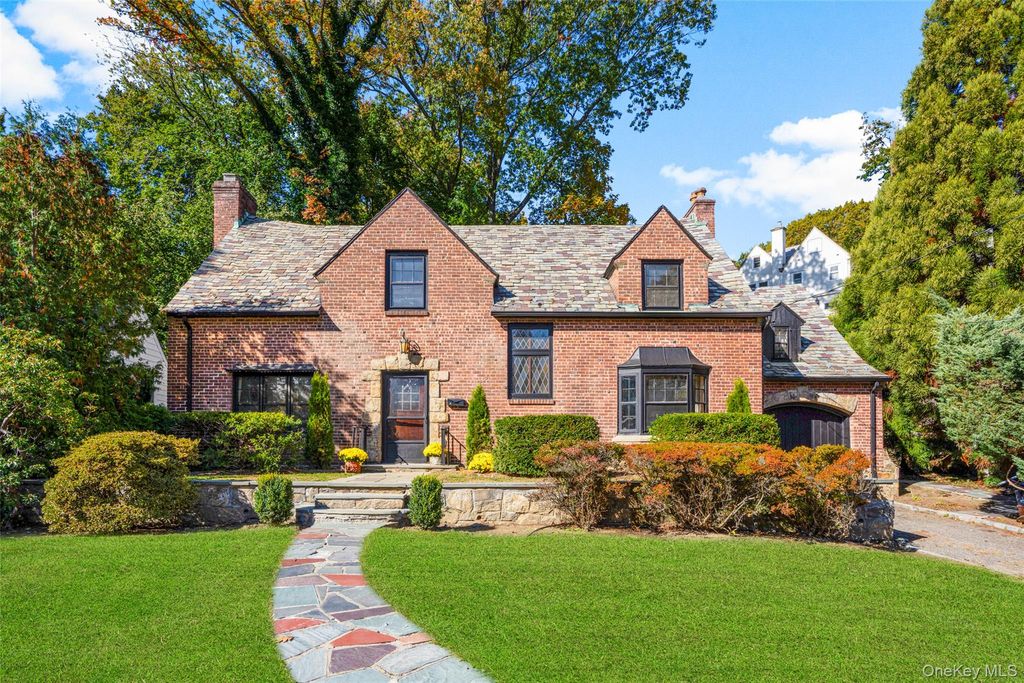 Photo of 4 Lafayette Road, Larchmont, NY 10538 (MLS # 903622)