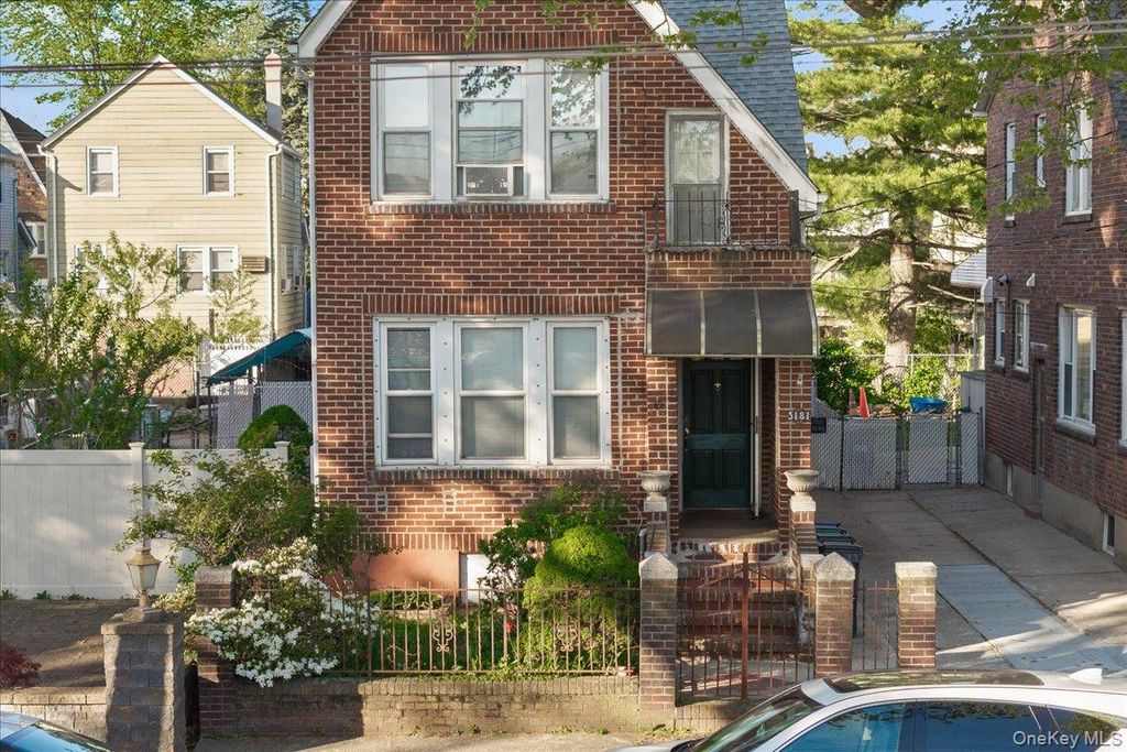 Photo of 3181 Waterbury Avenue, Bronx, NY 10465 (MLS # 995023)