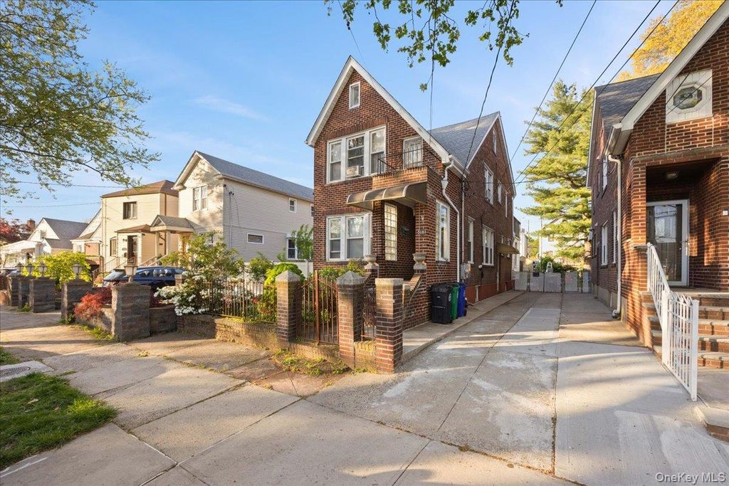 Photo of 3181 Waterbury Avenue, Bronx, NY 10465 (MLS # 995023)